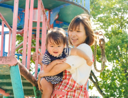 子供と遊んでいる保育園の先生イメージ